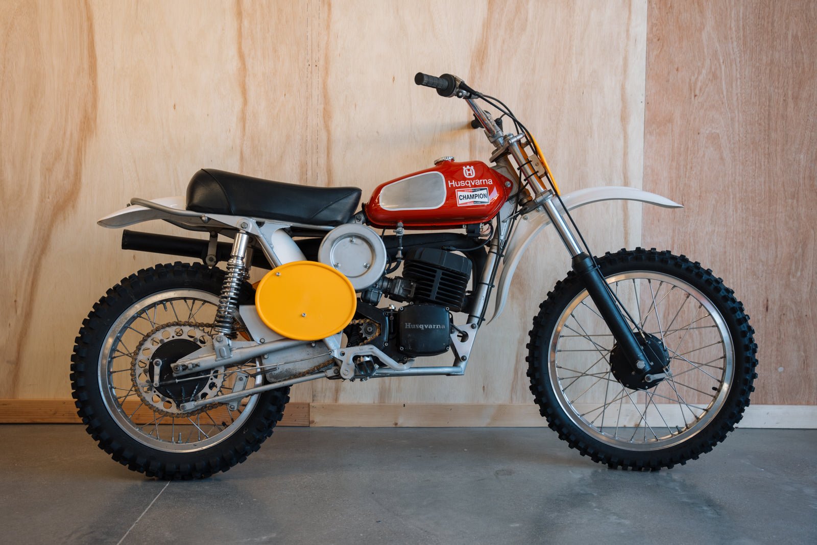 'Husky' Tribute Graphic Set - Gold - Buscadero Motorcycles